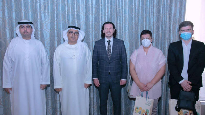 عبدالعزيز المسلّم وسادات سليماني ومشاركون بعد الاجتماع