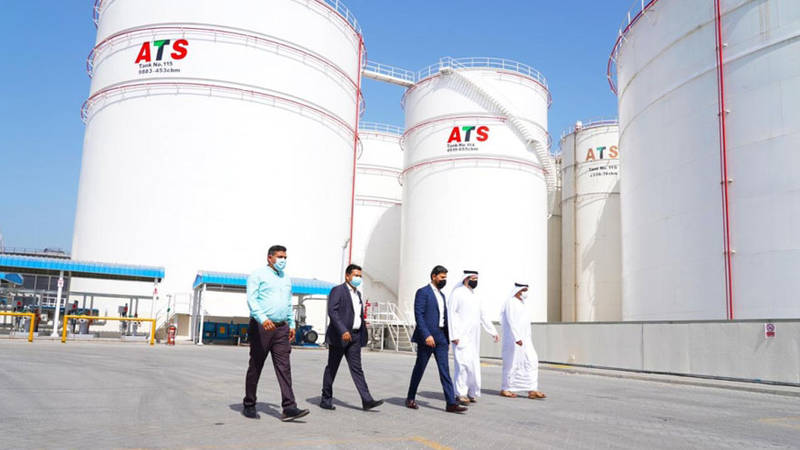  سالم المزروعي وإفيناش غاندي خلال تفقد مرافق الشركة 