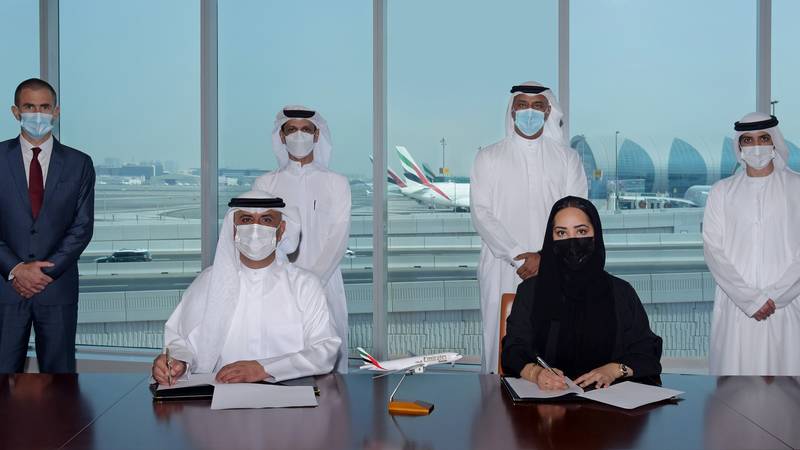 بدور المازمي ومحمد عبدالله لنجاوي يوقعان على المذكرة بحضور نبيل سلطان