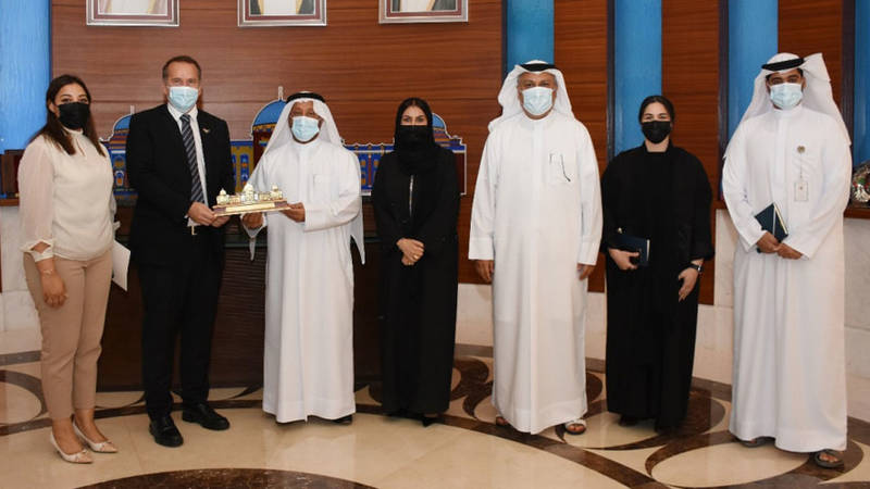 عبدالله العويس وعوني عريفي يتبادلان الهدايا 