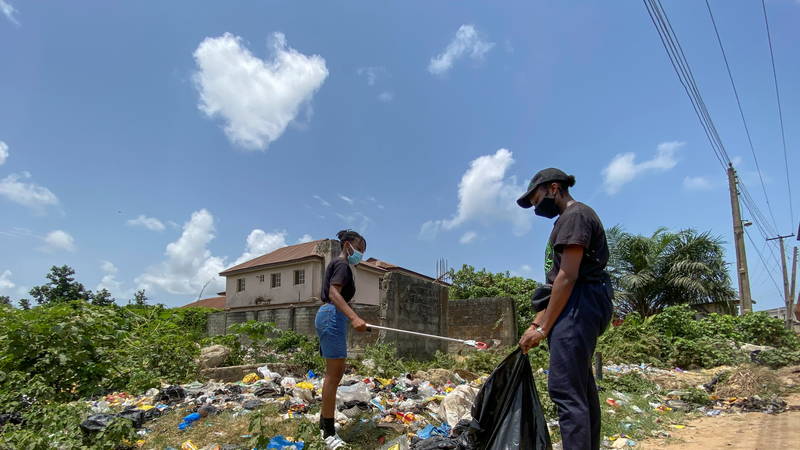 ناشطون نيجيريون يصنعون أزياءً من النفايات لمحاربة التلوث | صحيفة الخليج
