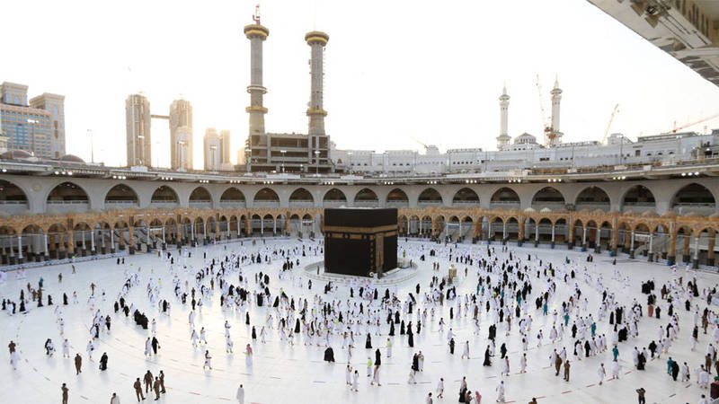 محصنون ضد كورونا يؤدون مناسك العمرة في رمضان صحيفة الخليج