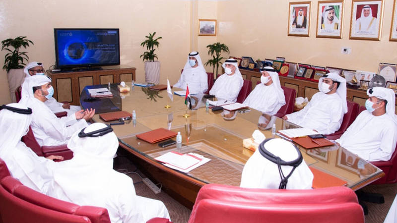 السويدي وابن ماجد والمشاركون في الاجتماع 