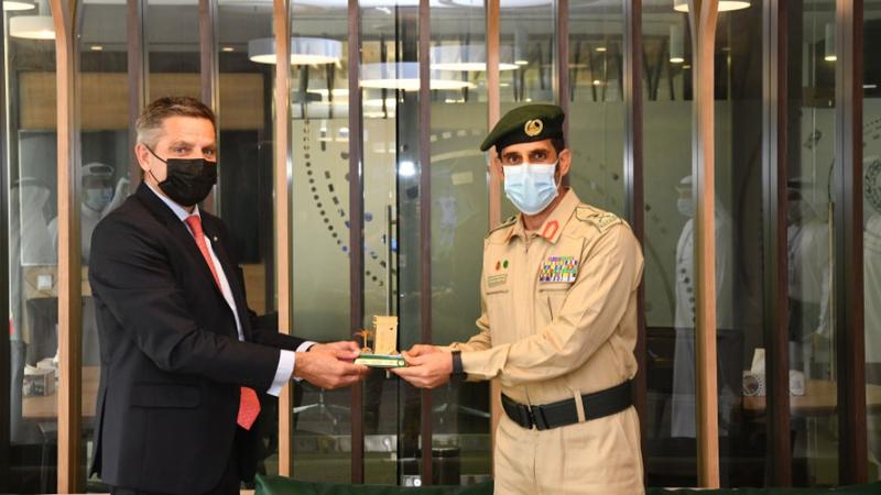 عبدالله المري يهدي القنصل البريطاني درعاً تذكارية