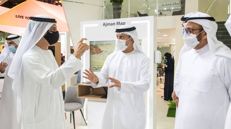 أحمد بالهول الفلاسي واللواء محمد أحمد المري خلال زيارة جناح سياحة عجمان 