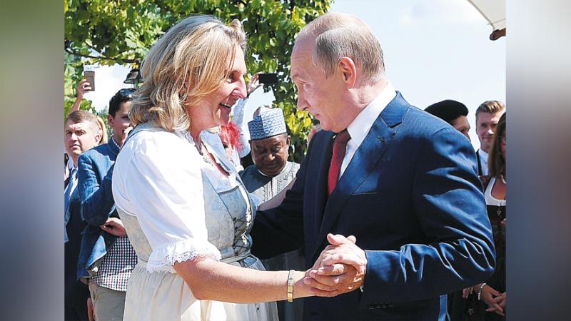  كنايسل ترقص مع بوتين في حفل زفافها من مايلينجر في أغسطس 2018 (أرشيفية)