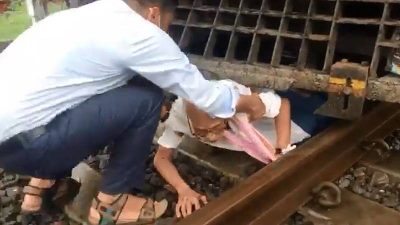 إنقاذ عجوز هندي من الموت تحت عجلات قطار | صحيفة الخليج