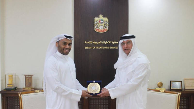 أيمن الباروت يهدي درع البرلمان العربي للطفل للسفير أحمد البلوشي 