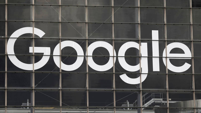 شعار جوجل على مكاتب الشركة في لا ديفنس وسط باريس 