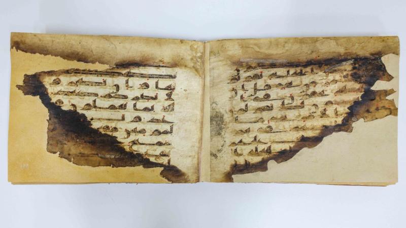 سلطان يهدي مجمع القرآن 4 مخطوطات لمصاحف نادرة