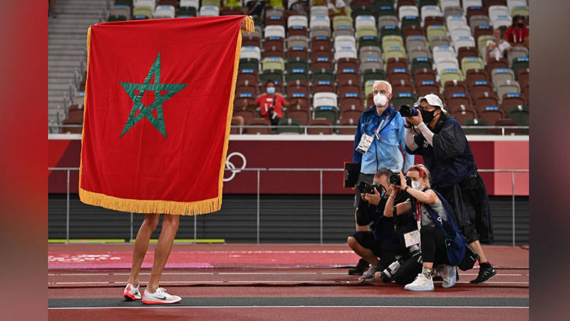 البقالي يحمل علم المغرب بعد فوزه