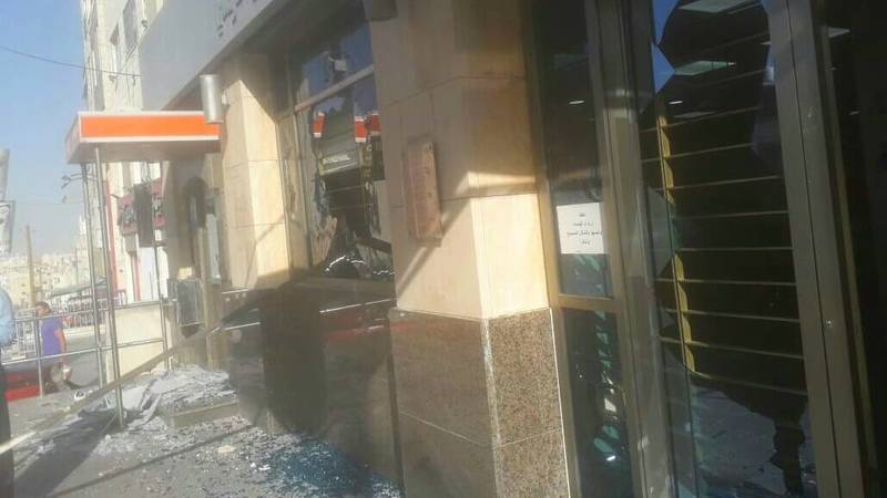 لص يصيب شريكه خلال سرقة بنك وعميل يحطم واجهة آخر صحيفة الخليج