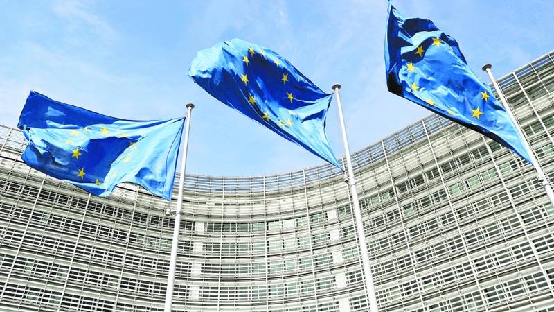 أعلام الاتحاد الأوروبي ترفرف أمام مقر المفوضية الأوروبية في بروكسل.  