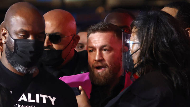 الحضور يمنعون ماكجريجور من ضرب المغني