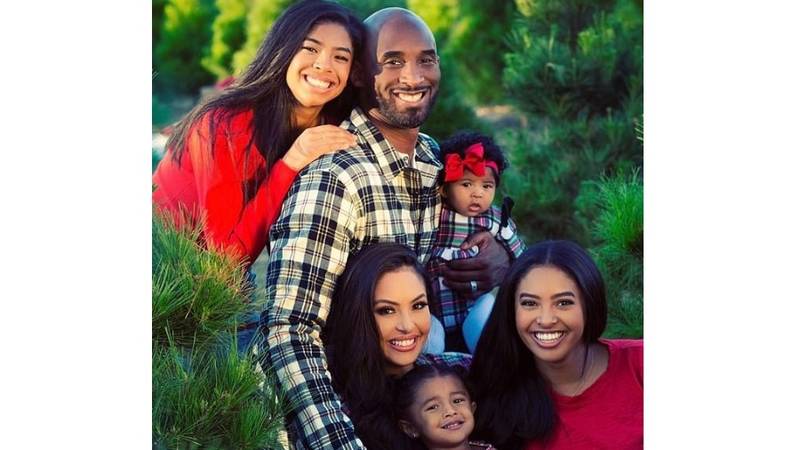  فانيسا مع زوجها براينت وأولادهما 
