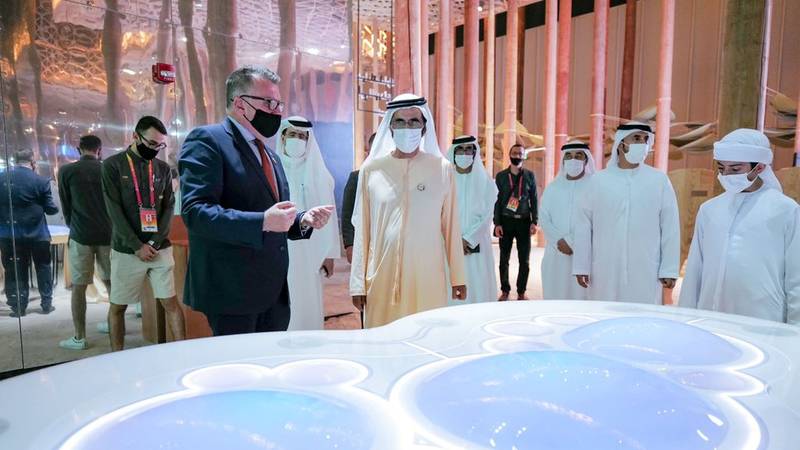 محمد بن راشد يتفقد جناحي ليتوانيا والسويد