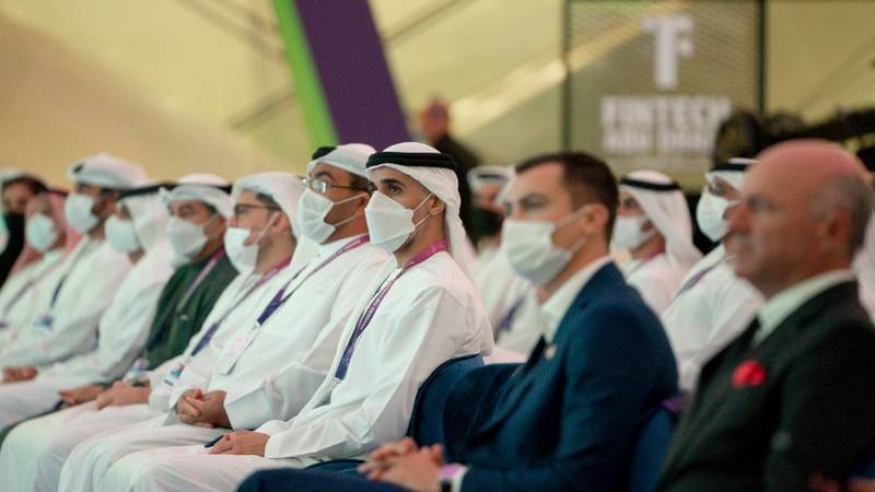 خالد بن محمد بن زايد يتوسط أحمد الصايغ والحضور خلال افتتاح القمة