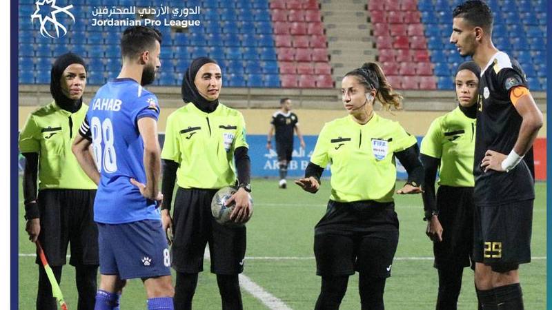 طاقم تحكيم نسائي يدير مباراة في الدوري الأردني | صحيفة الخليج