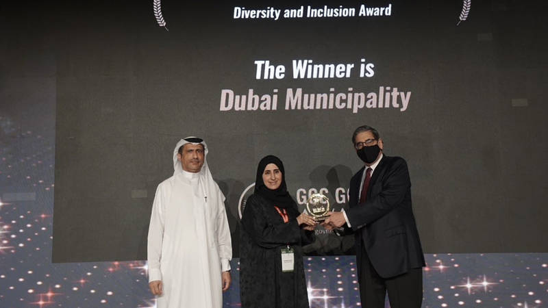 بلدية دبي تتسلّم الجائزة 
