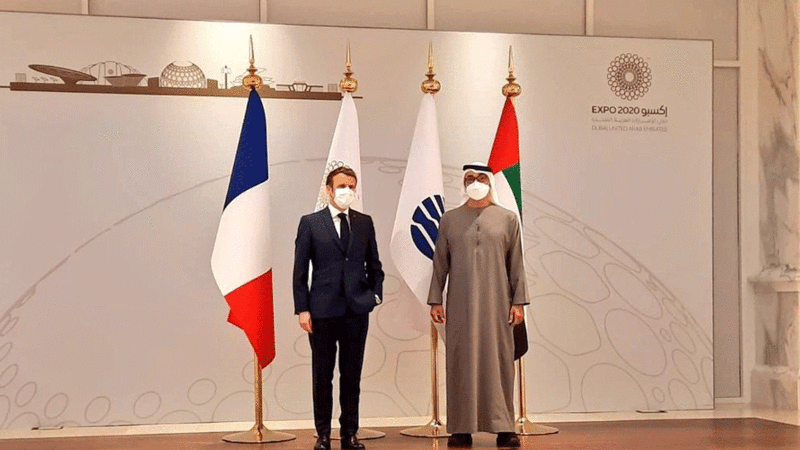 محمد بن زايد يستقبل الرئيس الفرنسي في «إكسبو 2020 دبي»