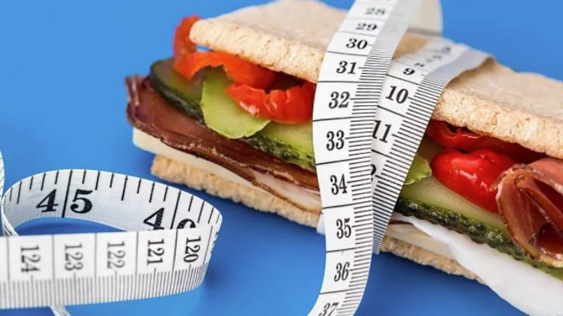تناول الطعام في الخارج يمد الجسم بالمزيد من السعرات الحرارية.jpg