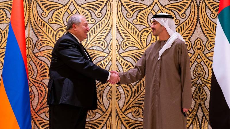 عبدالله بن زايد يبحث العلاقات الثنائية مع رئيس أرمينيا في أبوظبي