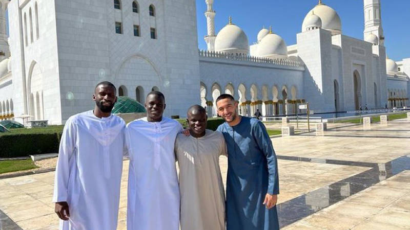 لاعبو تشيلسي أمام مسجد الشيخ زايد المبارك الجمعة صحيفة الخليج