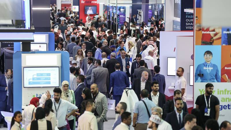 صورة عامة لموظفين في دبي