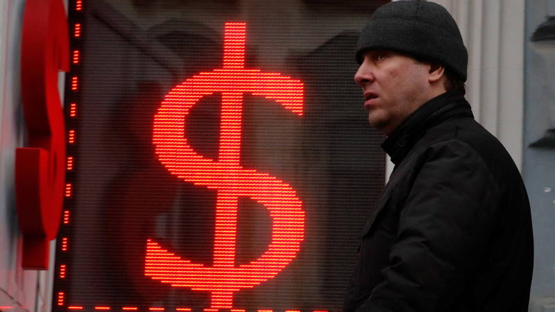 رجل يمر أمام أحد متاجر الصرافة في سان بطرسبرج