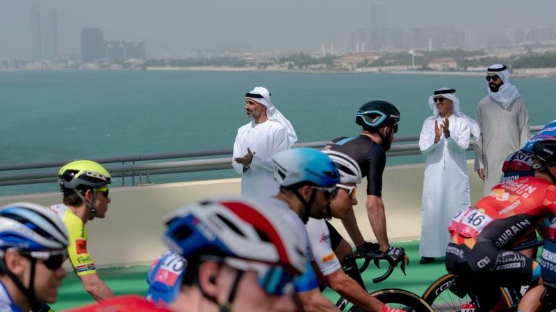 خالد بن محمد بن زايد يحيي الدراجين مع انطلاق المرحلة الثانية من طواف الإمارات 