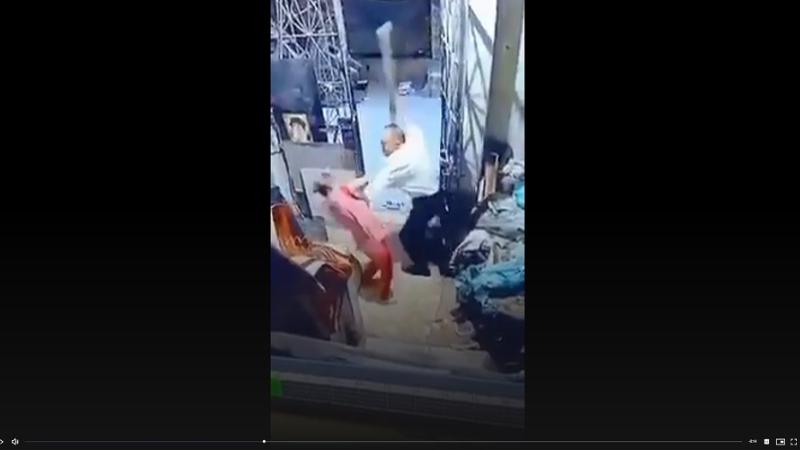 مصري يضرب زوجته بوحشية 