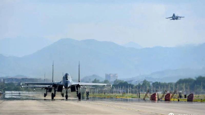 طائرة حربية صينية تقلع من قاعدة عسكرية خلال المناورات (رويترز)