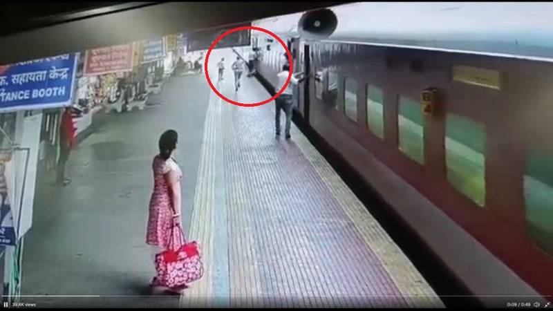 شرطية تنقيذ امرأة وابنها من الموت تحت عجلات القطار