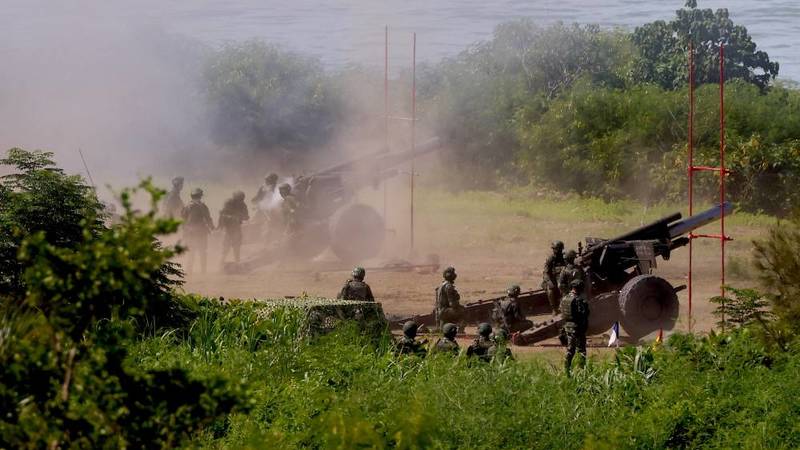 جنود يطلقون قذائف هاوزر خلال تدريبات في جنوب تايون (رويترز)