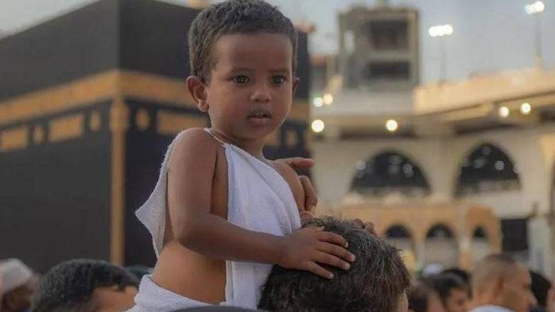 طفل في الحرم المكي