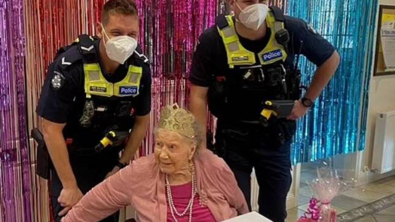 عند اعتقال المسنة والتقاط الصور التذكارية معها