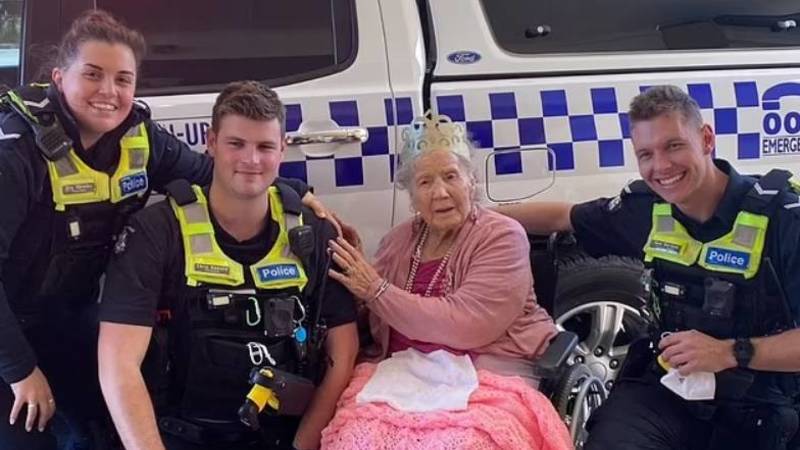 عند اعتقال المسنة والتقاط الصور معها