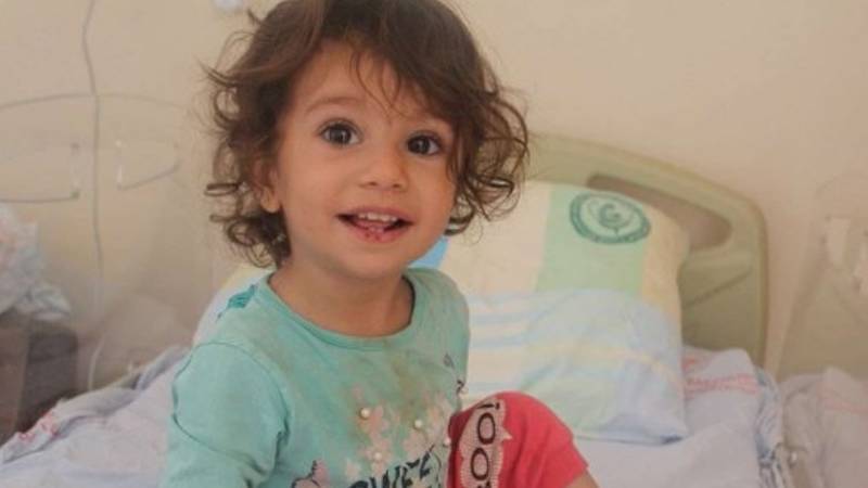 طفلة تركية عمرها عامين تقتل أفعى بأسنانها
