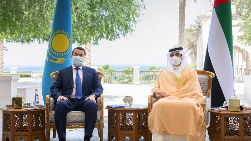 منصور بن زايد يستقبل رئيس وزراء كازاخستان في قصر الوطن