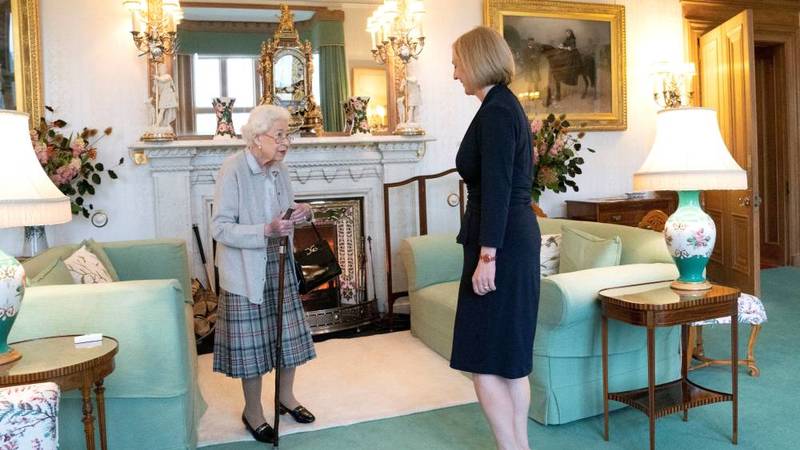 ليز تراس مع الملكة إليزابيث أثناء تكليفها رسمياً بتشكيل الحكومة