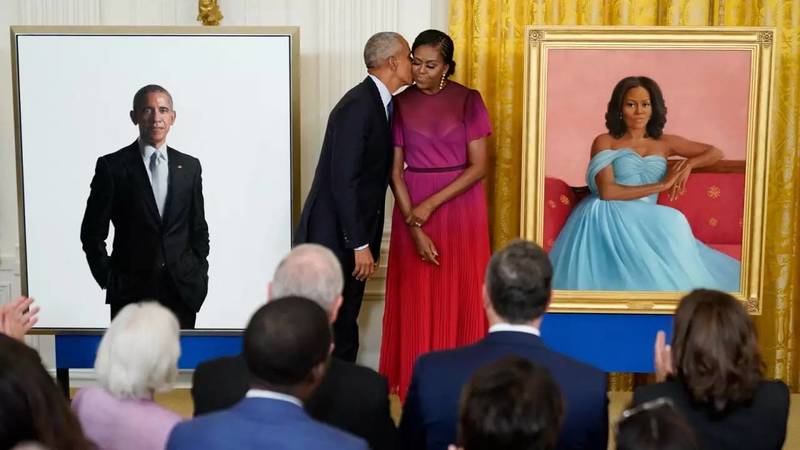 أوباما يلقى نكاتاً خلال رفع الستار عن لوحته في البيت الأبيض