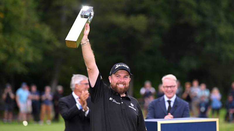 شون لوري مع كأس البطولة الإنجليزية