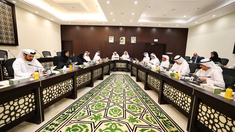 جانب من اجتماع بلدية الشارقة