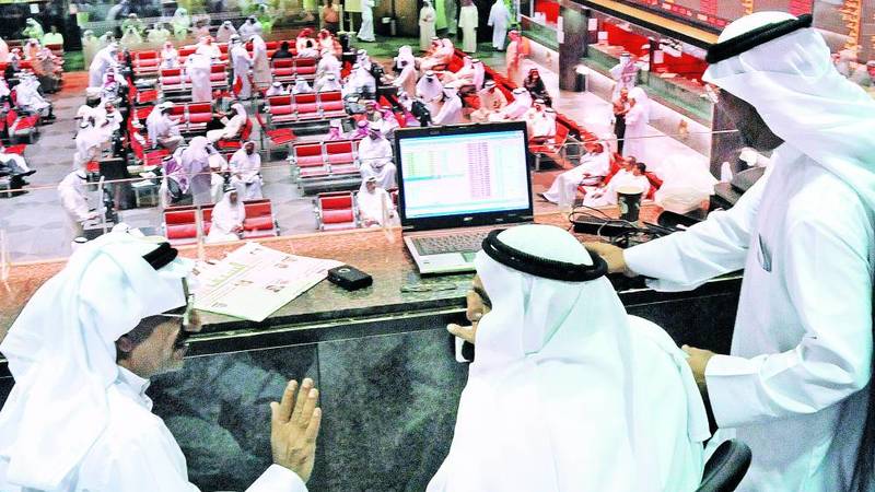 مستثمرون يتابعون التداولات في بورصة الكويت