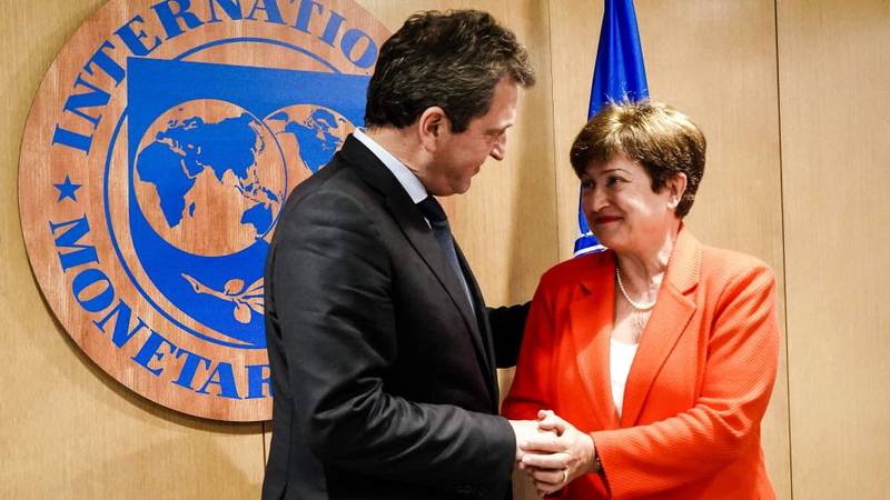 وزير الاقتصاد الأرجنتيني سيرجيو ماسا يصافح مديرة صندوق النقد الدولي كريستالينا جورجيفا 