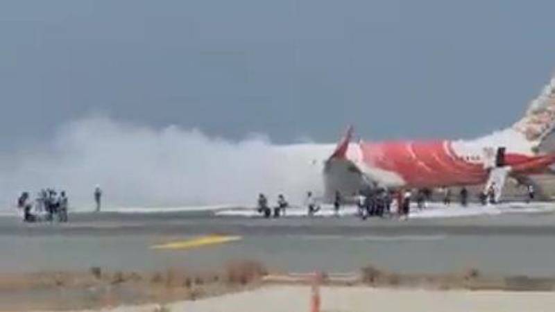 فيديو | إجلاء ركاب طائرة هندية في مطار مسقط بعد اندلاع حريق