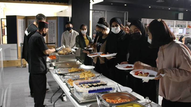 أشخاص من ثقافات مختلفة يجربون الأكل الكوري