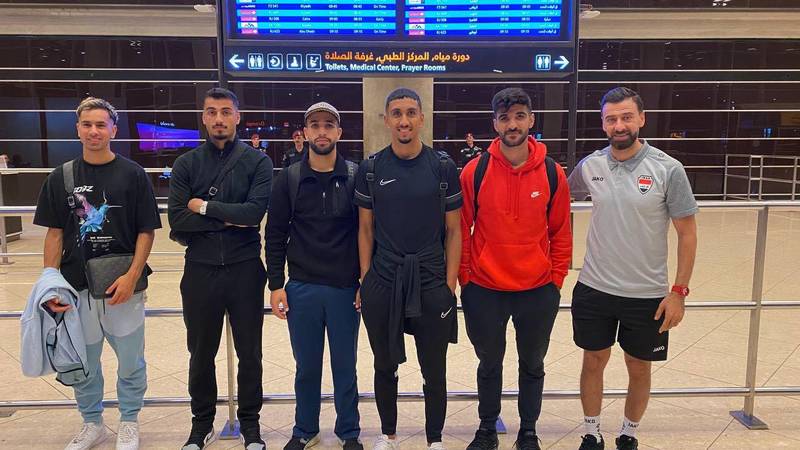 اللاعبون الخمسة ومعهم المدير الإعلامي للمنتخب لحظة وصولهم إلى عمان