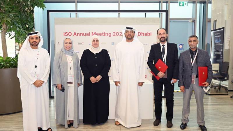 عمر السويدي وعبير الزهير والحضور عقب توقيع مذكرة التفاهم