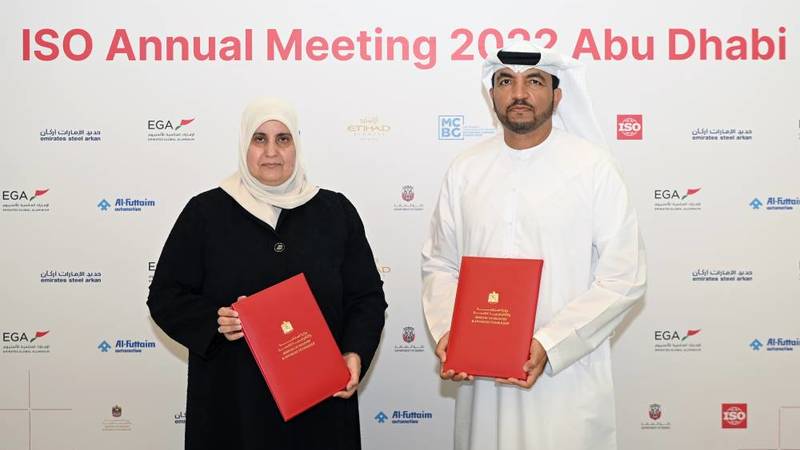 عمر السويدي وعبير الزهير عقب توقيع مذكرة التفاهم